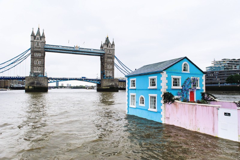 O Airbnb e a TBWA resolveram mostrar o que o site pode fazer com uma casa flutuante no meio do rio Tâmisa em Londres. Estranho? Claro!