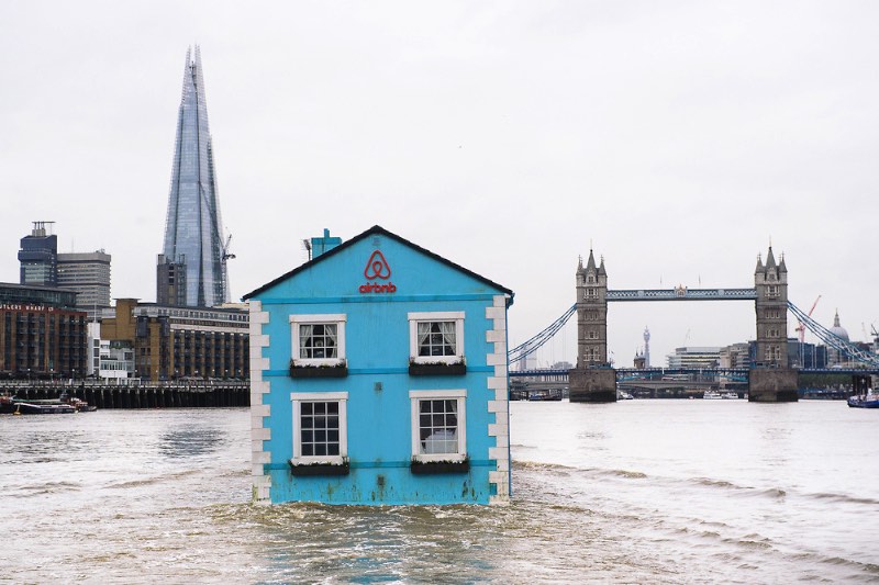 O Airbnb resolveu colocar uma casa flutuante no meio do Tâmisa, em Londres. A ideia dessa campanha de publicidade é mostrar o que o Airbnb tem a oferecer para as pessoas de Londres. E foi com uma casa no meio de um rio que os diretores de criação da TBWA acharam que esse problema seria solucionado.