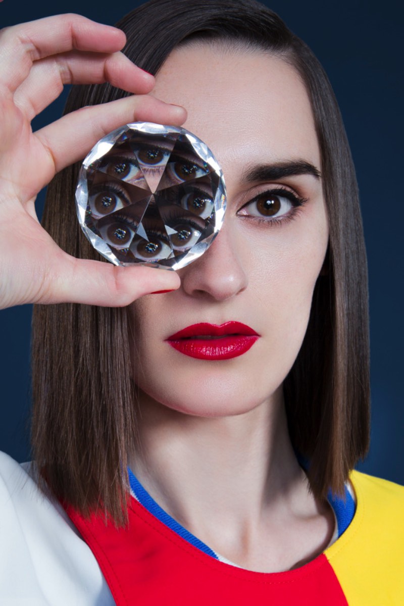 Aleksandra Kingo é uma fotógrafa da Lituânia baseada em Londres e cujo trabalho beira o surrealismo.