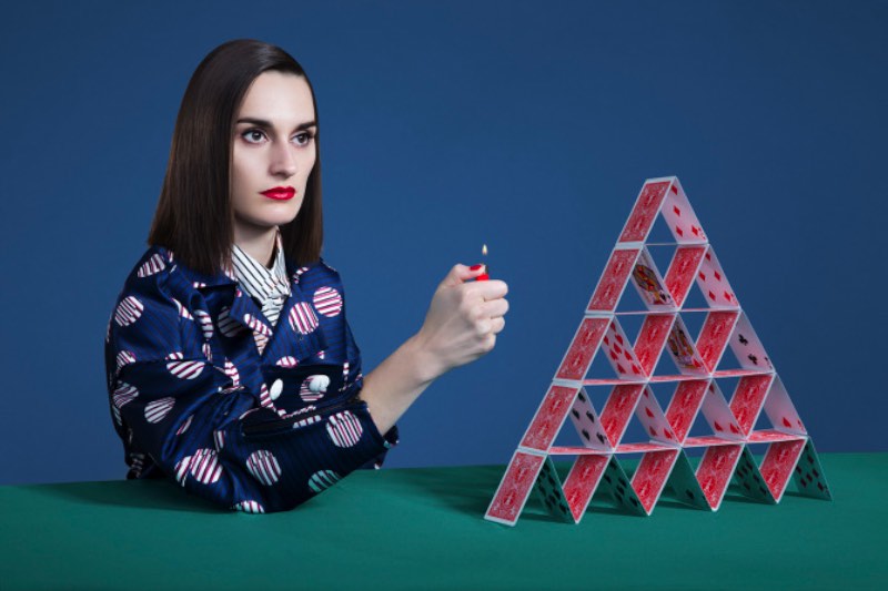 Aleksandra Kingo é uma fotógrafa da Lituânia baseada em Londres e cujo trabalho beira o surrealismo.
