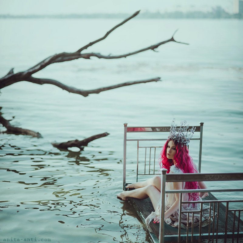Anita Anti é uma fotógrafa lá da Ucrânia cujos retratos surreais quebram as barreiras do que seria fantasia e o que seria a realidade. Nas imagens abaixo, você pode entender melhor o que estou querendo dizer. Encontrei o portfólio dela por acaso dando uma olhada no meu feedly e acabei me apaixonando pela forma com a qual ela trabalha cores e composições em seus retratos.