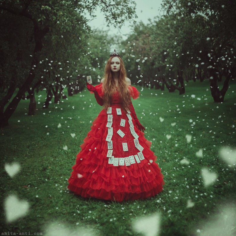 Anita Anti é uma fotógrafa lá da Ucrânia cujos retratos surreais quebram as barreiras do que seria fantasia e o que seria a realidade. Nas imagens abaixo, você pode entender melhor o que estou querendo dizer. Encontrei o portfólio dela por acaso dando uma olhada no meu feedly e acabei me apaixonando pela forma com a qual ela trabalha cores e composições em seus retratos.