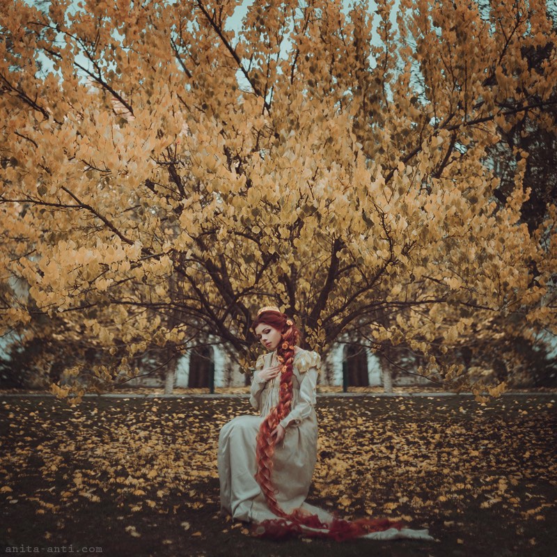 Anita Anti é uma fotógrafa lá da Ucrânia cujos retratos surreais quebram as barreiras do que seria fantasia e o que seria a realidade. Nas imagens abaixo, você pode entender melhor o que estou querendo dizer. Encontrei o portfólio dela por acaso dando uma olhada no meu feedly e acabei me apaixonando pela forma com a qual ela trabalha cores e composições em seus retratos.