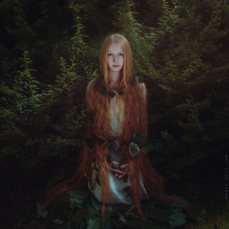 Anita Anti é uma fotógrafa lá da Ucrânia cujos retratos surreais quebram as barreiras do que seria fantasia e o que seria a realidade. Nas imagens abaixo, você pode entender melhor o que estou querendo dizer. Encontrei o portfólio dela por acaso dando uma olhada no meu feedly e acabei me apaixonando pela forma com a qual ela trabalha cores e composições em seus retratos.