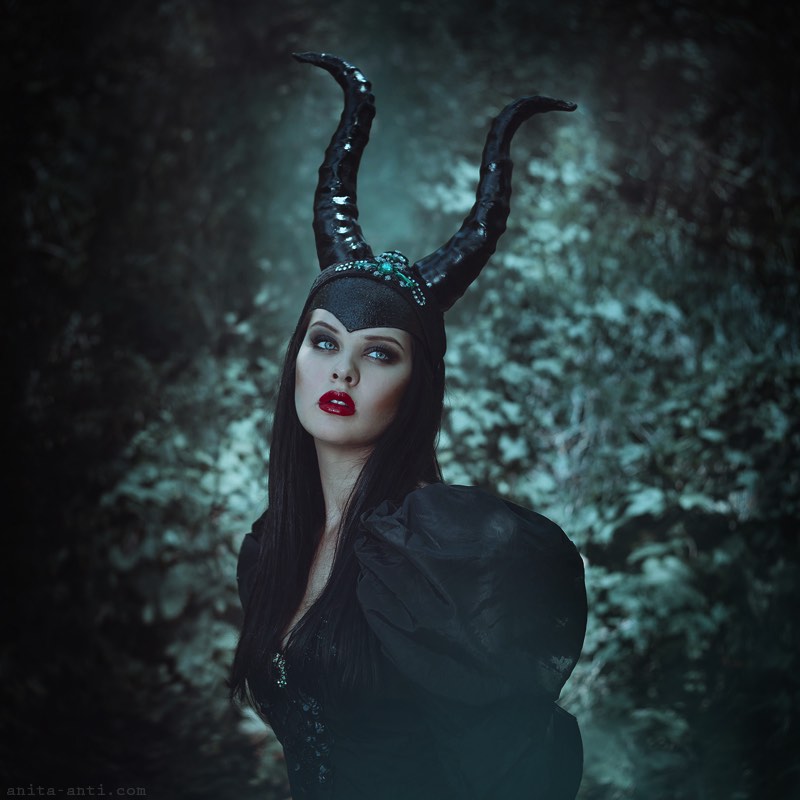 Anita Anti é uma fotógrafa lá da Ucrânia cujos retratos surreais quebram as barreiras do que seria fantasia e o que seria a realidade. Nas imagens abaixo, você pode entender melhor o que estou querendo dizer. Encontrei o portfólio dela por acaso dando uma olhada no meu feedly e acabei me apaixonando pela forma com a qual ela trabalha cores e composições em seus retratos.