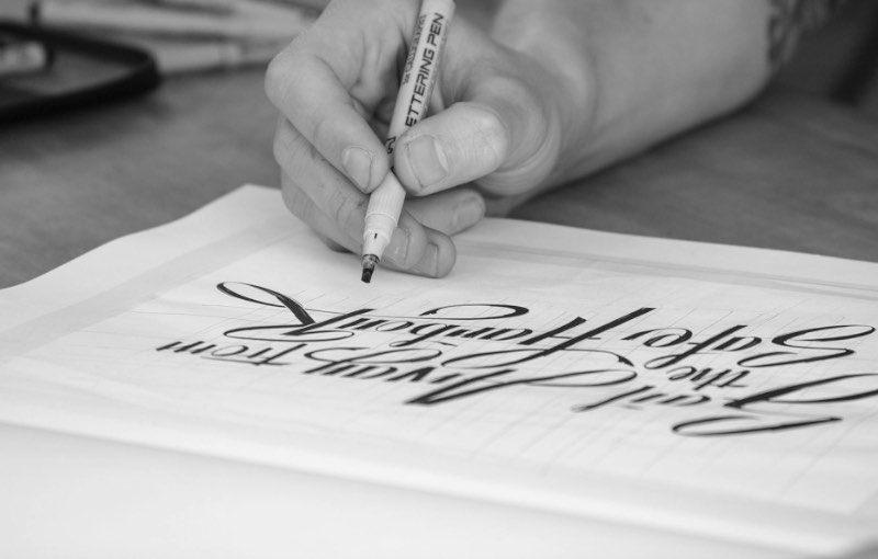 Ben Johnston extrapola os limites do papel com seu trabalho de design gráfico que mistura lettering, caligrafia e tipografia. 