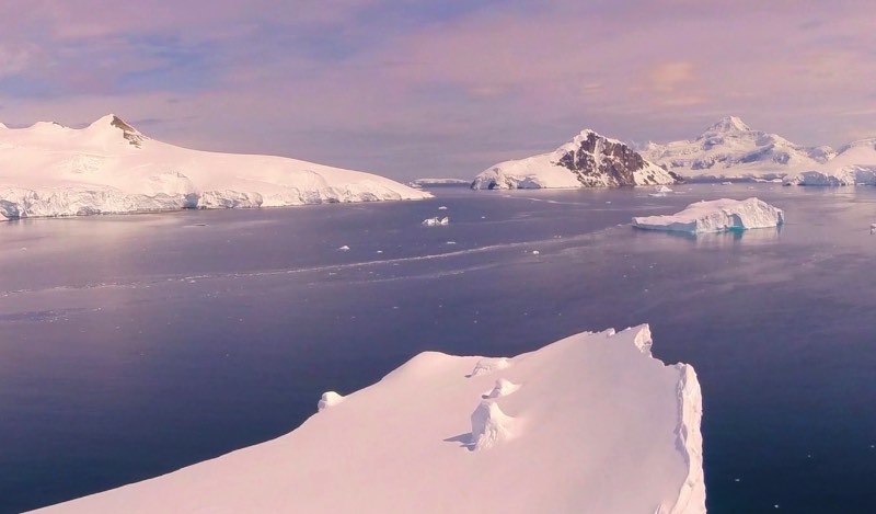 A Antártida filmada pelo Drone de Kalle Ljung vai te mostrar toda a beleza desse continente congelado e coberto de uma neve branca.