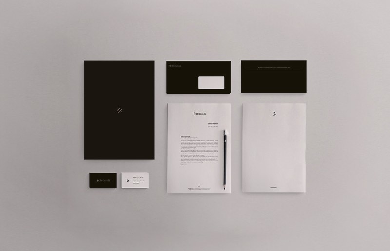 Mattia Compagnucci é um designer italiano que vive e trabalha aqui em Berlin. Me deparei com o portfólio dele tem algum tempo mas, quando vi o seu trabalho de identidade visual para a Bellandi S.p.A., sabia que eu publicar esse trabalho aqui. Bellandi S.p.A. é uma empresa que trabalha na produção de tecidos e os valores da empresa são de competência, confiança e inovação. Pensando nisso, Mattia Compagnucci criou a identidade visual abaixo.