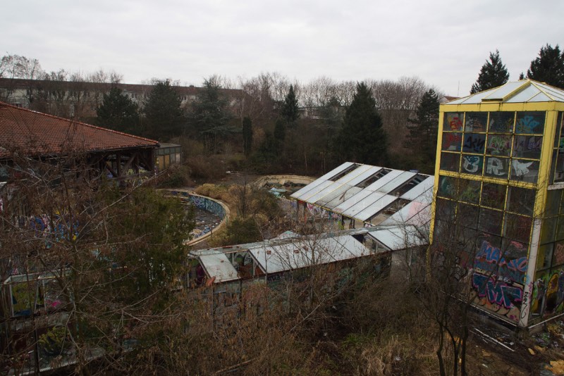 Explorando um parque aquático abandonado em Berlin pelas lentes da Marcela Faé para o Fotostrasse
