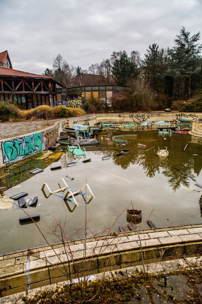 Explorando um parque aquático abandonado em Berlin pelas lentes da Marcela Faé para o Fotostrasse