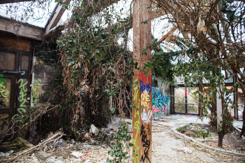 Explorando um parque aquático abandonado em Berlin pelas lentes da Marcela Faé para o Fotostrasse