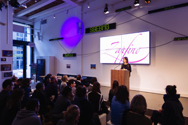 Nadine Chahine fala sobre adaptar a Zapfino para árabe no Creative Mornings Berlin