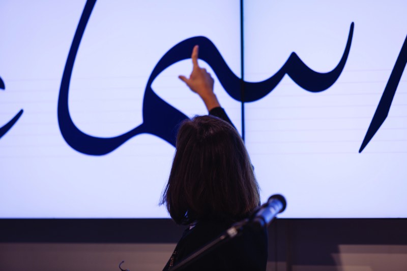 Nadine Chahine fala sobre adaptar a Zapfino para árabe no Creative Mornings Berlin