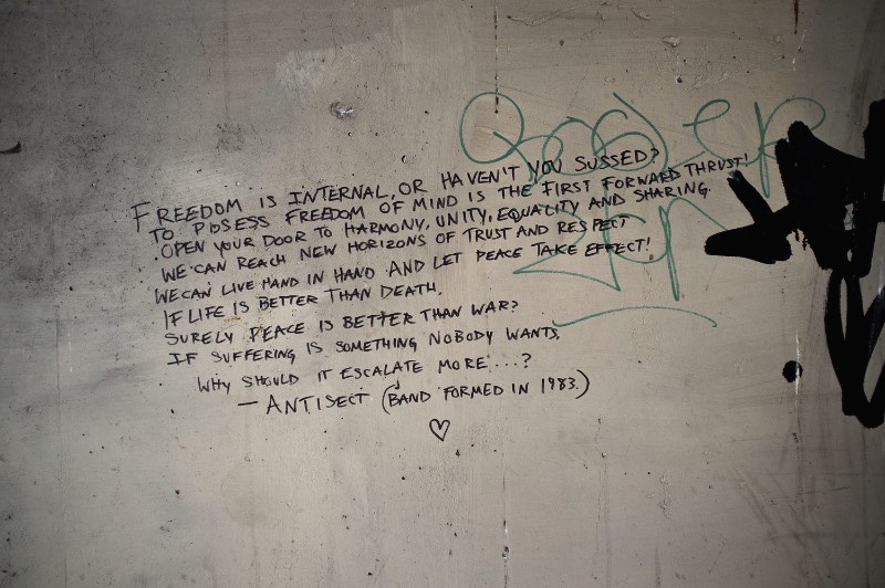 Ricky Adam nasceu no norte da Irlanda e, há 20 anos, vive imerso no cenário do punk rock e na cultura do BMX. Foi assim que surgiu a série Edge of Living, que traduzi livremente como Vivendo na Beira da Sociedade, com fotografias que mostram quase cinco anos na vida de um grupo de punks em Leeds, na Grã Bretanha.