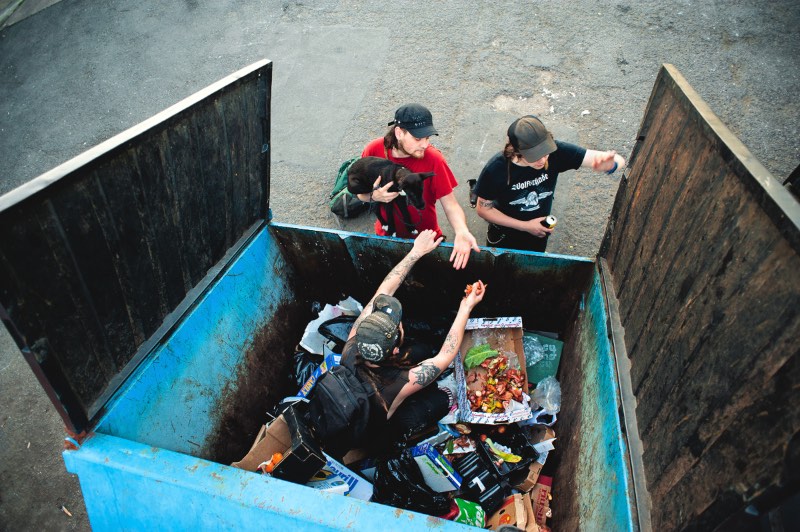 Ricky Adam nasceu no norte da Irlanda e, há 20 anos, vive imerso no cenário do punk rock e na cultura do BMX. Foi assim que surgiu a série Edge of Living, que traduzi livremente como Vivendo na Beira da Sociedade, com fotografias que mostram quase cinco anos na vida de um grupo de punks em Leeds, na Grã Bretanha.