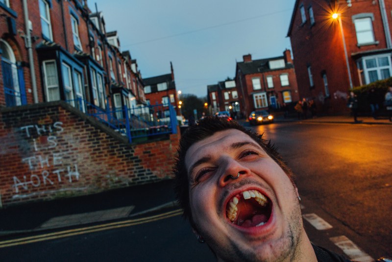 Ricky Adam nasceu no norte da Irlanda e, há 20 anos, vive imerso no cenário do punk rock e na cultura do BMX. Foi assim que surgiu a série Edge of Living, que traduzi livremente como Vivendo na Beira da Sociedade, com fotografias que mostram quase cinco anos na vida de um grupo de punks em Leeds, na Grã Bretanha.