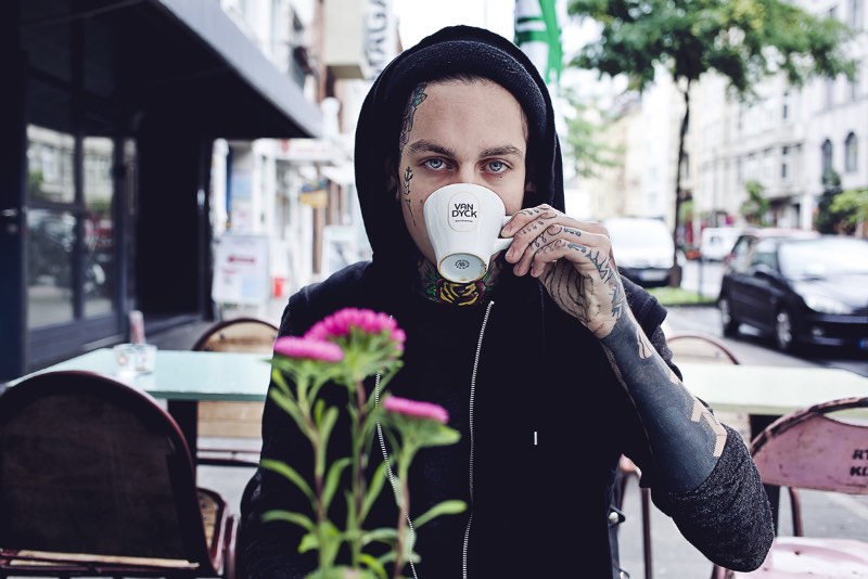 André Josselin é um fotógrafo alemão baseado em Colônia cujo portfólio é repleto de retratos bem interessantes. Suas fotos retratam mulheres e homens com uma intimidade excepcional. É realmente como se estivéssemos lá no momento das fotos.