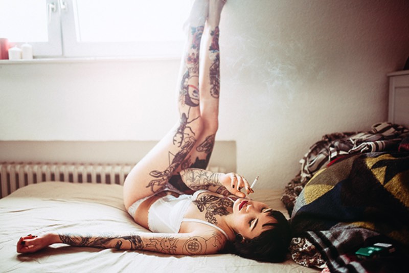 André Josselin é um fotógrafo alemão baseado em Colônia cujo portfólio é repleto de retratos bem interessantes. Suas fotos retratam mulheres e homens com uma intimidade excepcional. É realmente como se estivéssemos lá no momento das fotos.