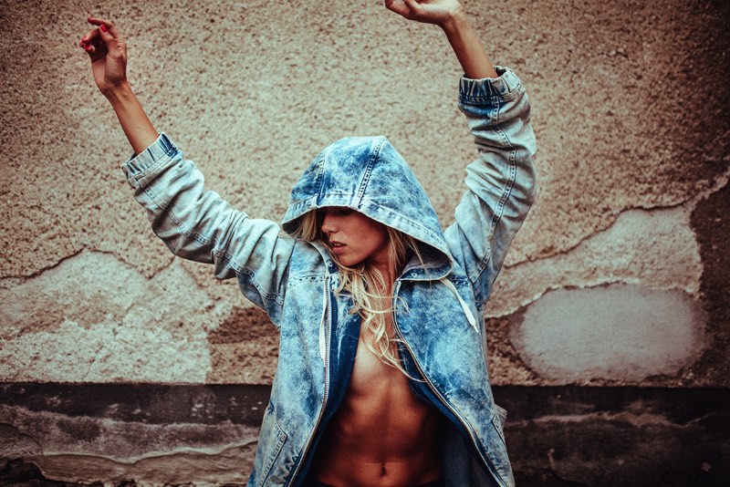 André Josselin é um fotógrafo alemão baseado em Colônia cujo portfólio é repleto de retratos bem interessantes. Suas fotos retratam mulheres e homens com uma intimidade excepcional. É realmente como se estivéssemos lá no momento das fotos.