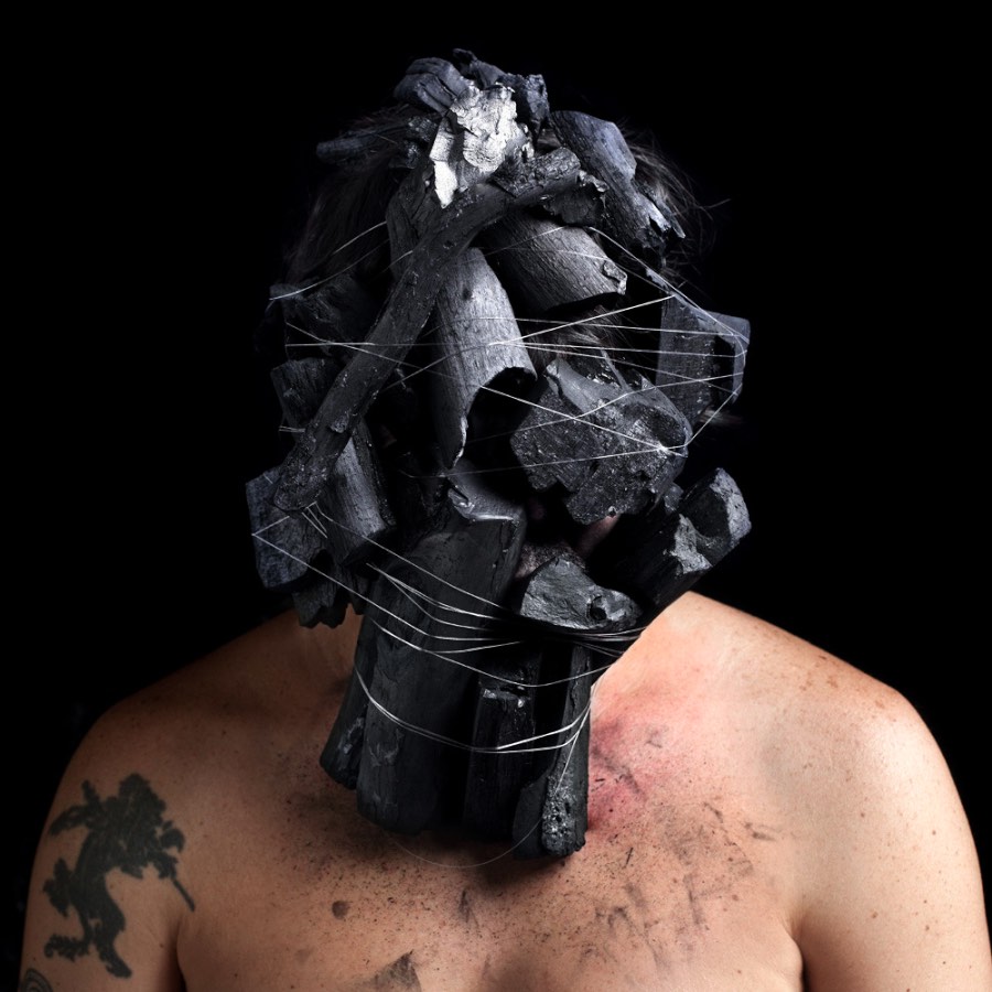 Edu Monteiro se transforma nessa série de fotos chamada Autorretrato Sensorial. Aqui ele disfarça sua identidade e seu rosto através de uma série de elementos que vão desde de pedaços de animais passando por folhas secas e animais de pelúcia. É estranho mas o efeito visual ficou bem interessante.