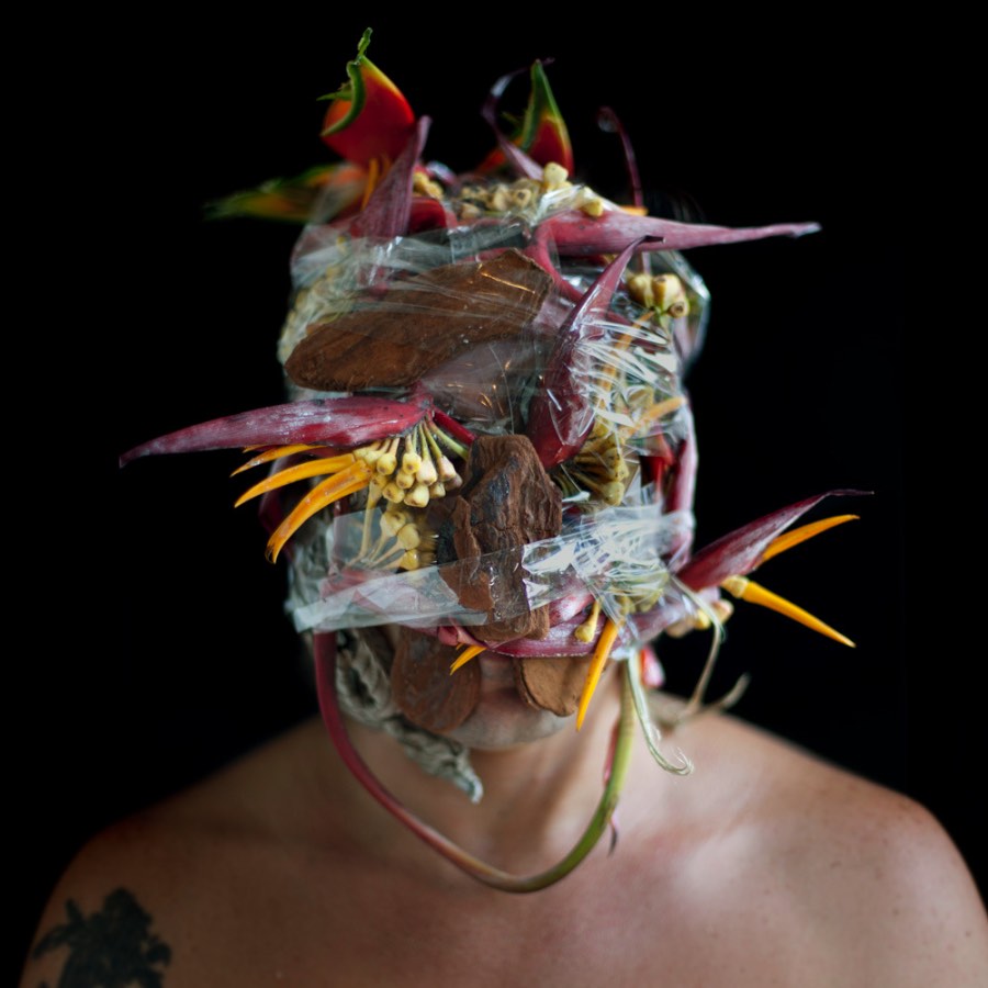 Edu Monteiro se transforma nessa série de fotos chamada Autorretrato Sensorial. Aqui ele disfarça sua identidade e seu rosto através de uma série de elementos que vão desde de pedaços de animais passando por folhas secas e animais de pelúcia. É estranho mas o efeito visual ficou bem interessante.