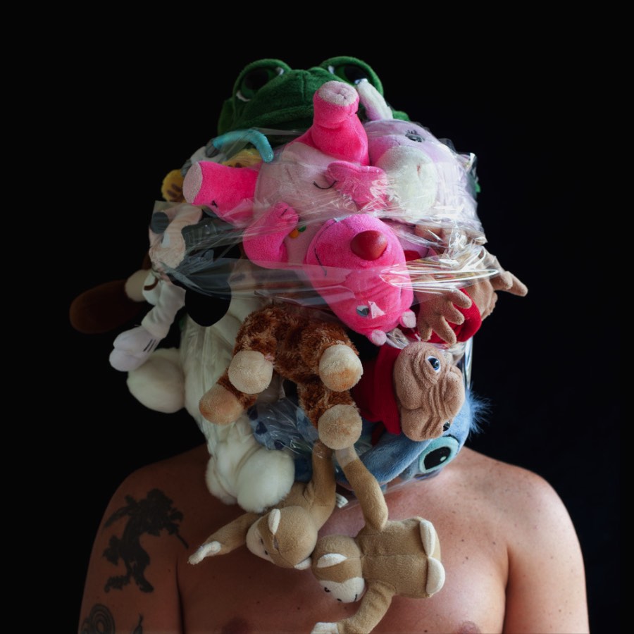 Edu Monteiro se transforma nessa série de fotos chamada Autorretrato Sensorial. Aqui ele disfarça sua identidade e seu rosto através de uma série de elementos que vão desde de pedaços de animais passando por folhas secas e animais de pelúcia. É estranho mas o efeito visual ficou bem interessante.