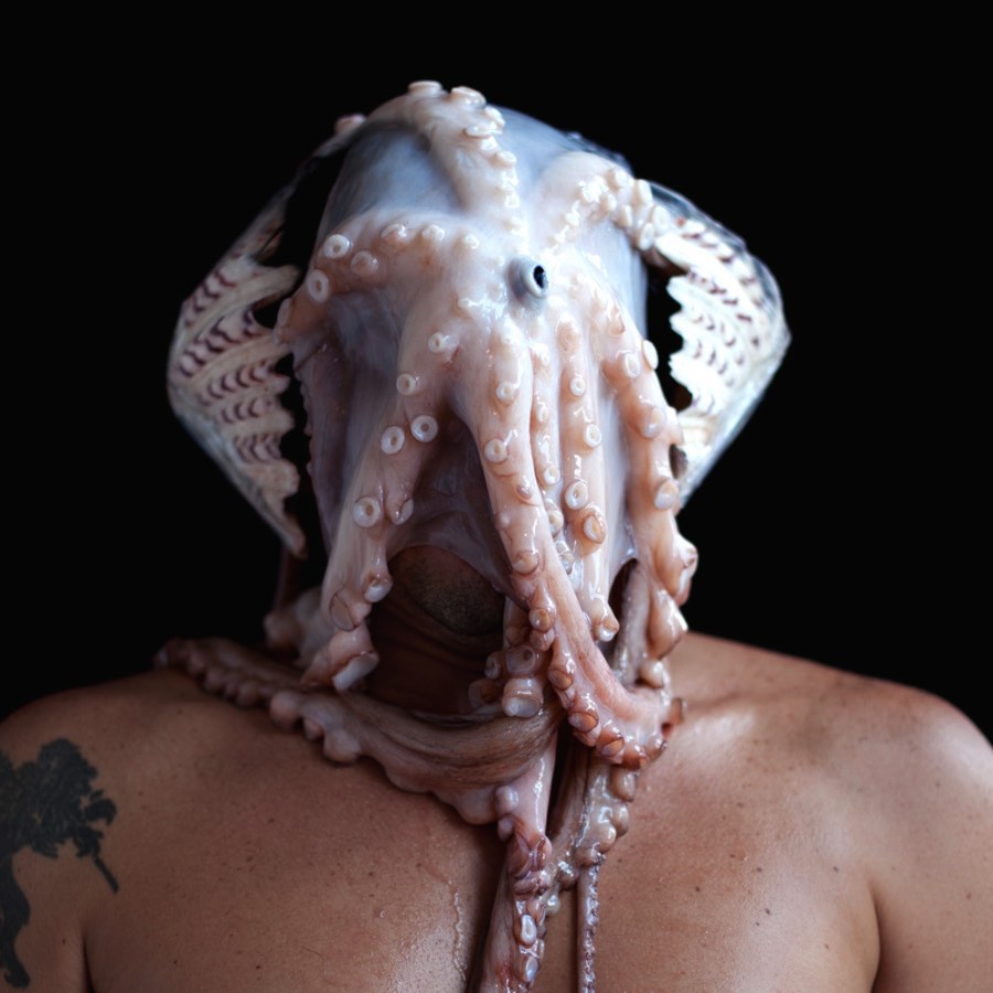 Edu Monteiro se transforma nessa série de fotos chamada Autorretrato Sensorial. Aqui ele disfarça sua identidade e seu rosto através de uma série de elementos que vão desde de pedaços de animais passando por folhas secas e animais de pelúcia. É estranho mas o efeito visual ficou bem interessante.