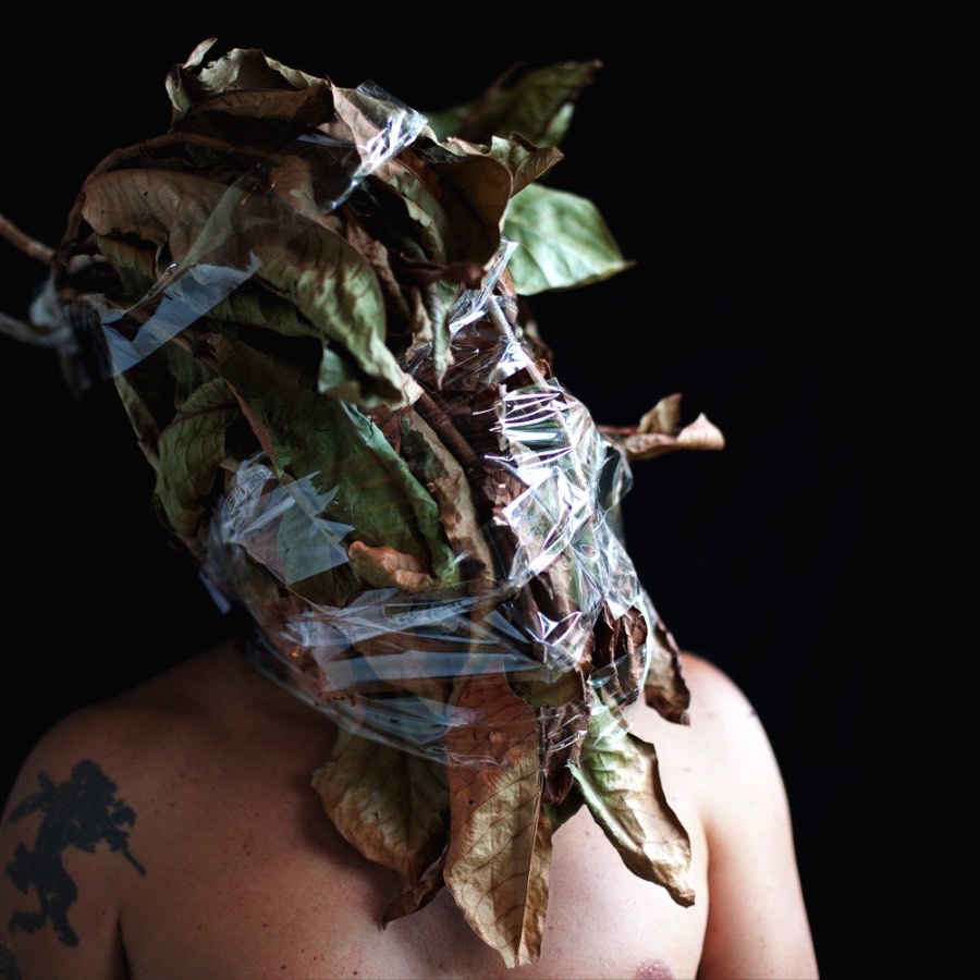 Edu Monteiro se transforma nessa série de fotos chamada Autorretrato Sensorial. Aqui ele disfarça sua identidade e seu rosto através de uma série de elementos que vão desde de pedaços de animais passando por folhas secas e animais de pelúcia. É estranho mas o efeito visual ficou bem interessante.