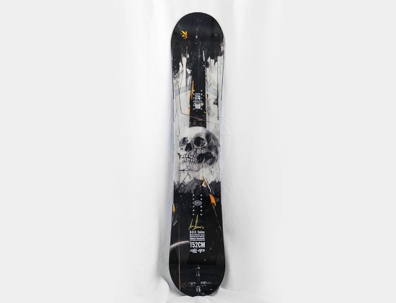 Alexis Marcou é um artista e ilustrador americano que, desde 2007, trabalha como freelancer para inúmeros clientes. Um desses clientes é a marca canadense de snowboard Endeavor Snowboards que comissionou uma série de elementos gráficos com a temática morte no espaço.