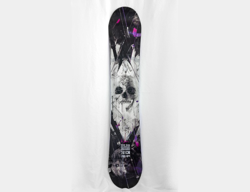 Alexis Marcou é um artista e ilustrador americano que, desde 2007, trabalha como freelancer para inúmeros clientes. Um desses clientes é a marca canadense de snowboard Endeavor Snowboards que comissionou uma série de elementos gráficos com a temática morte no espaço.