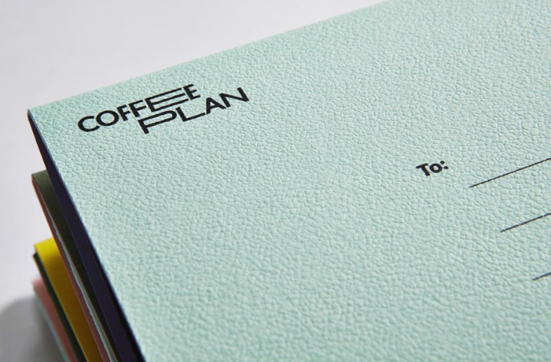 O Grosz Co.Lab é uma consultoria inter disciplinar de design voltada para solucionar problemas estratégicos de forma criativa. Lá de Melbourne, na Austrália, eles produzem uma série de materiais que misturam o mundo analógico com o digital e foi esse um dos pontos que mais me chamou a atenção no material que encontrei no site deles.