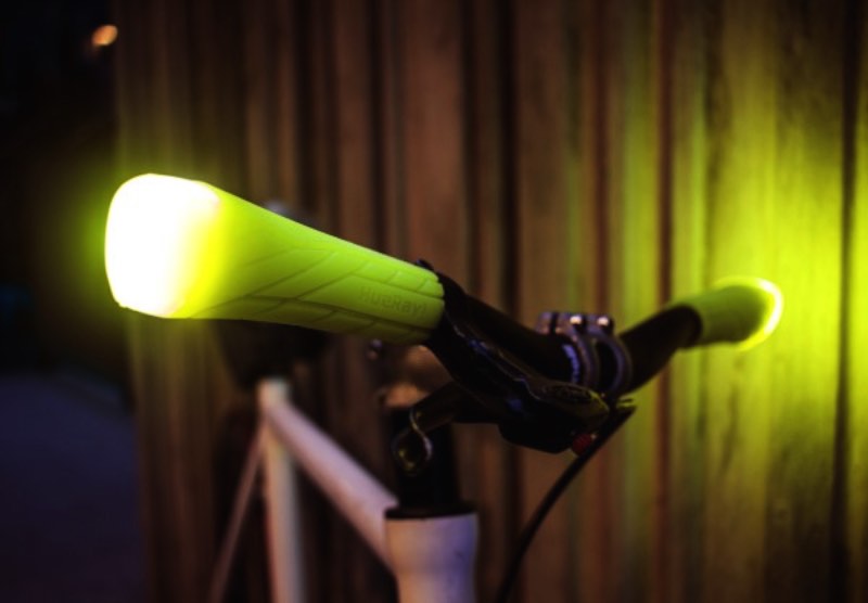 E, foi pensando nisso que me deparei com o HueRay! Bicycle Grips. Eles colocaram as luzes de segurança das bicicletas direto no guidão, um em cada lado da bicicleta. Desse jeito, você sinaliza para todos os lados e deixa sua vida um pouco mais fácil.
