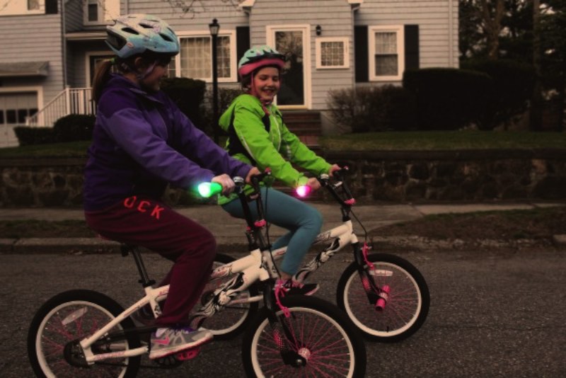E, foi pensando nisso que me deparei com o HueRay! Bicycle Grips. Eles colocaram as luzes de segurança das bicicletas direto no guidão, um em cada lado da bicicleta. Desse jeito, você sinaliza para todos os lados e deixa sua vida um pouco mais fácil.