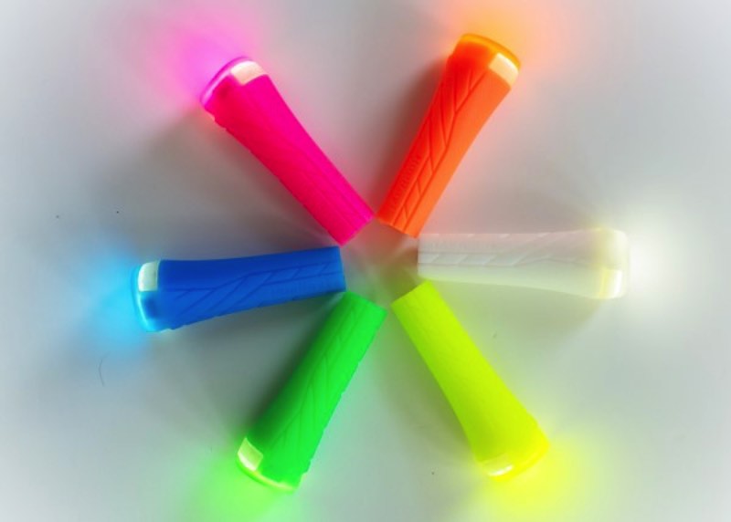 E, foi pensando nisso que me deparei com o HueRay! Bicycle Grips. Eles colocaram as luzes de segurança das bicicletas direto no guidão, um em cada lado da bicicleta. Desse jeito, você sinaliza para todos os lados e deixa sua vida um pouco mais fácil.