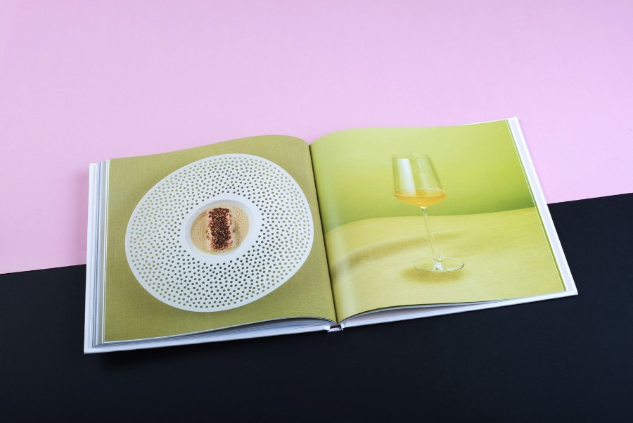 Jens Mennicke é uma designer baseada em Colônia, na Alemanha. Ela fundou o Studio Mennicke nessa cidade alemã em 2010 e é lá que ela produz as imagens que você vê logo abaixo.