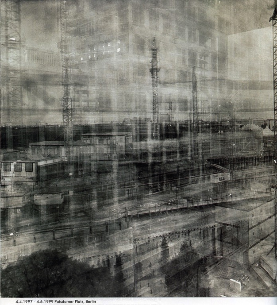 A Fotografia de Longa Exposição do Michael Wesely - Michael Wesely é um fotógrafo alemão que desenvolveu uma técnica de fotografia de longa duração que foi sendo moldada pelos anos de experiência. Suas fotos, normalmente, demoram cerca de três anos para serem finalizadas e elas acabam se tornando um documento da história.