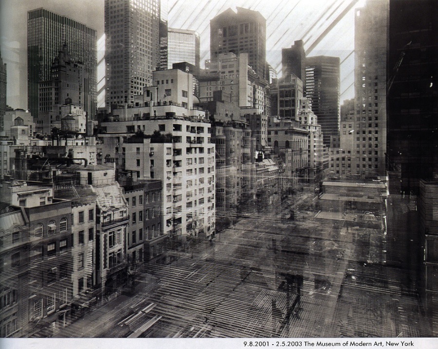 A Fotografia de Longa Exposição do Michael Wesely - Michael Wesely é um fotógrafo alemão que desenvolveu uma técnica de fotografia de longa duração que foi sendo moldada pelos anos de experiência. Suas fotos, normalmente, demoram cerca de três anos para serem finalizadas e elas acabam se tornando um documento da história.