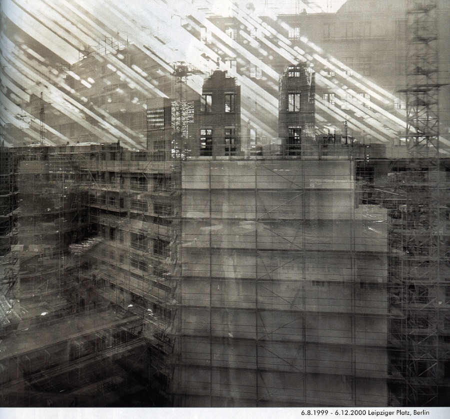 A Fotografia de Longa Exposição do Michael Wesely - Michael Wesely é um fotógrafo alemão que desenvolveu uma técnica de fotografia de longa duração que foi sendo moldada pelos anos de experiência. Suas fotos, normalmente, demoram cerca de três anos para serem finalizadas e elas acabam se tornando um documento da história.