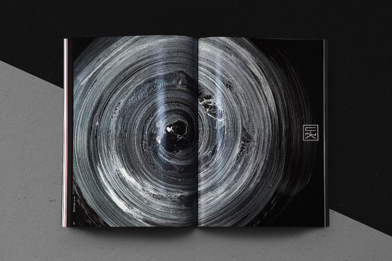 Para comemorar os 15 anos de existência do OFFF Festival em Barcelona, o pessoal da Vasava desenvolveu um belíssimo trabalho editorial que se tornou o OFFF Unmasked. Repleto de ilustrações e trabalhos de designers gráficos, o OFFF Unmasked é mais do que um livro. É uma jornada a um mundo paralelo, cercado de mistérios, lendas e rituais.