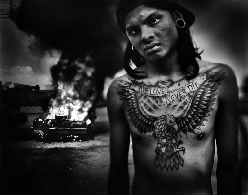 Tomasz Gudzowaty é um fotógrafo polonês que trabalha com documentário, retratos e arte. Ele que, masceu em 1971, ganhou reconhecimento através dos anos, recebendo vários prêmios que incluem ai o World Press Photo.