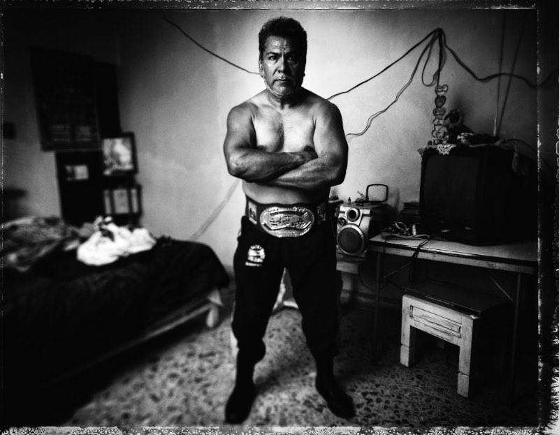 Tomasz Gudzowaty é um fotógrafo polonês que trabalha com documentário, retratos e arte. Ele que, masceu em 1971, ganhou reconhecimento através dos anos, recebendo vários prêmios que incluem ai o World Press Photo.