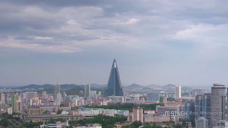 Enter Pyongyang é uma belíssima colaboração visual entre JT Singh e Rob Whitworth onde eles misturam técnicas de fotografia com time lapse e acabam criando um panorama da Coréia do Norte jamais visto antes. No vídeo que vocês vão ver logo abaixo, fotografia em time lapse se mistura com aceleração em video e slow motion além de muita animação digital em HD. O trabalho visual aqui é fenomenal.