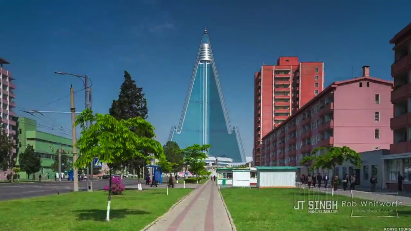 Enter Pyongyang é uma belíssima colaboração visual entre JT Singh e Rob Whitworth onde eles misturam técnicas de fotografia com time lapse e acabam criando um panorama da Coréia do Norte jamais visto antes. No vídeo que vocês vão ver logo abaixo, fotografia em time lapse se mistura com aceleração em video e slow motion além de muita animação digital em HD. O trabalho visual aqui é fenomenal.