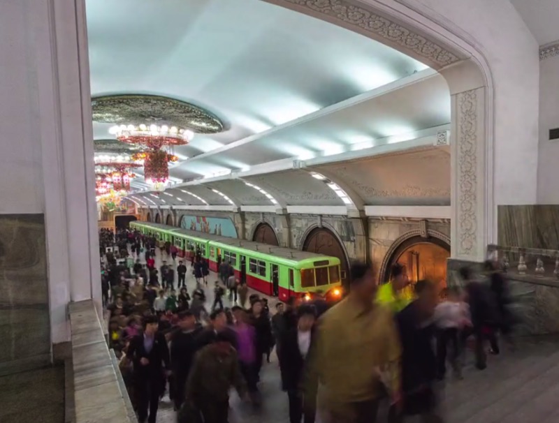 Enter Pyongyang é uma belíssima colaboração visual entre JT Singh e Rob Whitworth onde eles misturam técnicas de fotografia com time lapse e acabam criando um panorama da Coréia do Norte jamais visto antes. No vídeo que vocês vão ver logo abaixo, fotografia em time lapse se mistura com aceleração em video e slow motion além de muita animação digital em HD. O trabalho visual aqui é fenomenal.