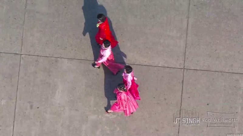Enter Pyongyang é uma belíssima colaboração visual entre JT Singh e Rob Whitworth onde eles misturam técnicas de fotografia com time lapse e acabam criando um panorama da Coréia do Norte jamais visto antes. No vídeo que vocês vão ver logo abaixo, fotografia em time lapse se mistura com aceleração em video e slow motion além de muita animação digital em HD. O trabalho visual aqui é fenomenal.