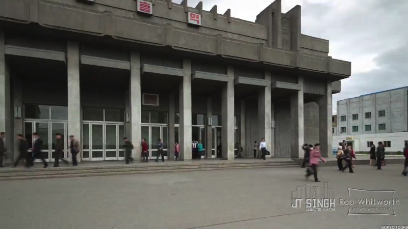Enter Pyongyang é uma belíssima colaboração visual entre JT Singh e Rob Whitworth onde eles misturam técnicas de fotografia com time lapse e acabam criando um panorama da Coréia do Norte jamais visto antes. No vídeo que vocês vão ver logo abaixo, fotografia em time lapse se mistura com aceleração em video e slow motion além de muita animação digital em HD. O trabalho visual aqui é fenomenal.