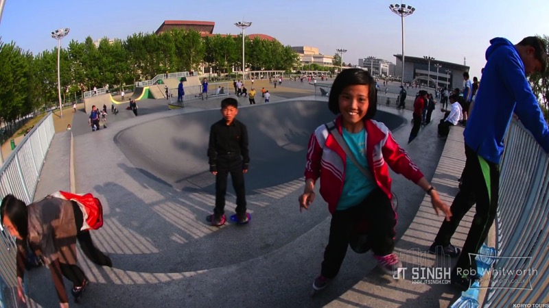 Enter Pyongyang é uma belíssima colaboração visual entre JT Singh e Rob Whitworth onde eles misturam técnicas de fotografia com time lapse e acabam criando um panorama da Coréia do Norte jamais visto antes. No vídeo que vocês vão ver logo abaixo, fotografia em time lapse se mistura com aceleração em video e slow motion além de muita animação digital em HD. O trabalho visual aqui é fenomenal.