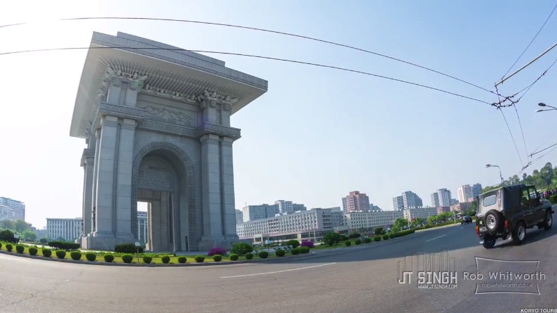 Enter Pyongyang é uma belíssima colaboração visual entre JT Singh e Rob Whitworth onde eles misturam técnicas de fotografia com time lapse e acabam criando um panorama da Coréia do Norte jamais visto antes. No vídeo que vocês vão ver logo abaixo, fotografia em time lapse se mistura com aceleração em video e slow motion além de muita animação digital em HD. O trabalho visual aqui é fenomenal.