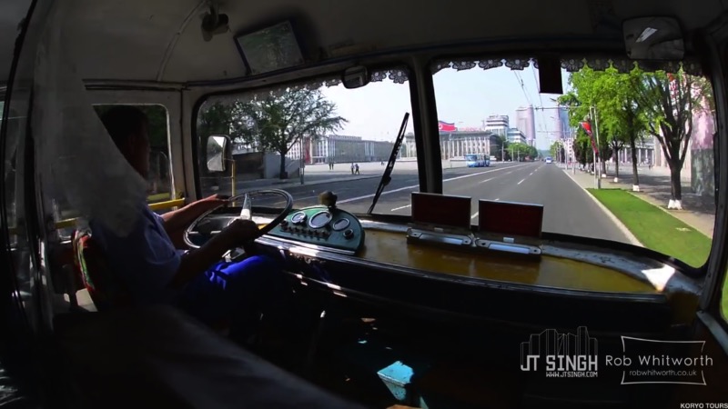 Enter Pyongyang é uma belíssima colaboração visual entre JT Singh e Rob Whitworth onde eles misturam técnicas de fotografia com time lapse e acabam criando um panorama da Coréia do Norte jamais visto antes. No vídeo que vocês vão ver logo abaixo, fotografia em time lapse se mistura com aceleração em video e slow motion além de muita animação digital em HD. O trabalho visual aqui é fenomenal.