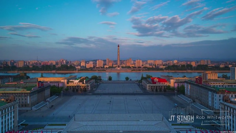 Enter Pyongyang é uma belíssima colaboração visual entre JT Singh e Rob Whitworth onde eles misturam técnicas de fotografia com time lapse e acabam criando um panorama da Coréia do Norte jamais visto antes. No vídeo que vocês vão ver logo abaixo, fotografia em time lapse se mistura com aceleração em video e slow motion além de muita animação digital em HD. O trabalho visual aqui é fenomenal.